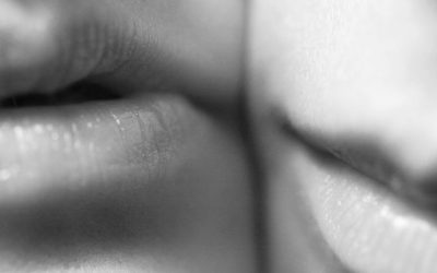 Tipos de beso en el Kamasutra